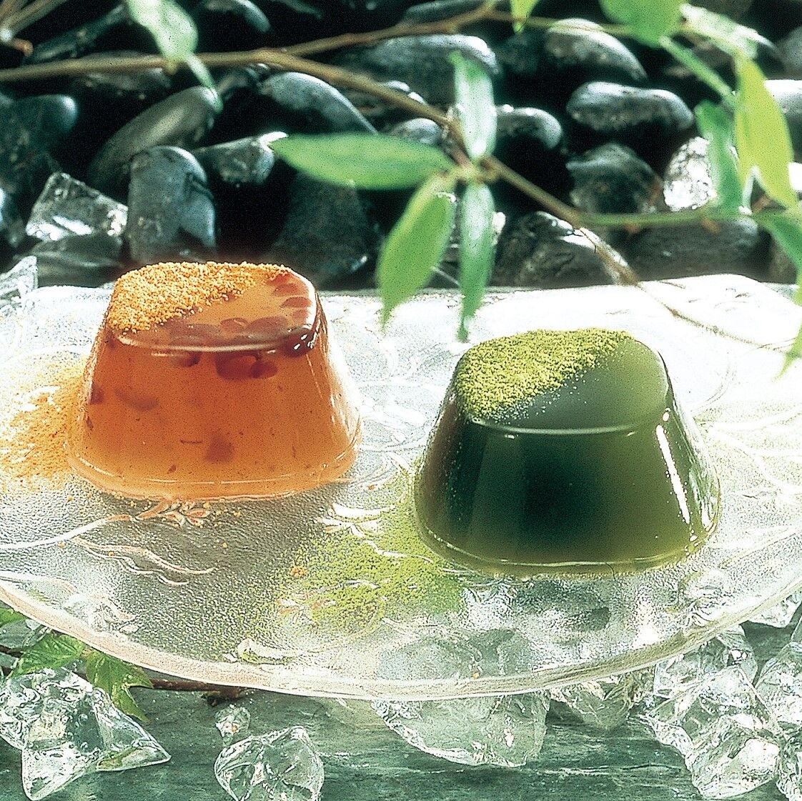 テーブルの上にある数種類の植物

中程度の精度で自動的に生成された説明