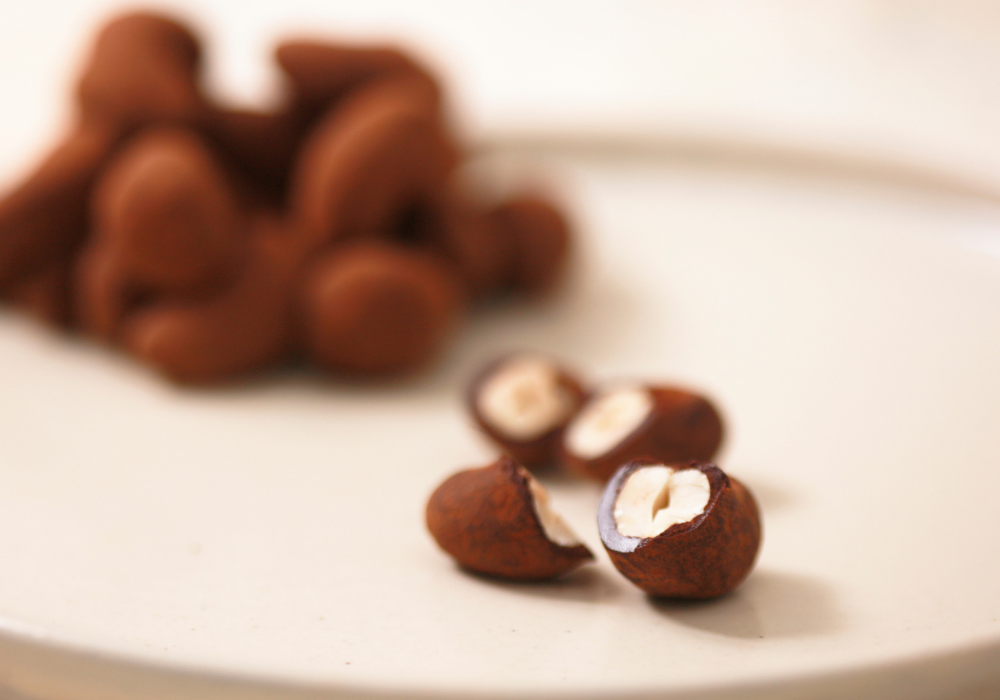 皿の上のチョコレートドーナツ

中程度の精度で自動的に生成された説明