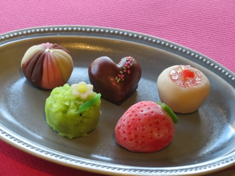 皿の上にあるいろんな食べ物

自動的に生成された説明
