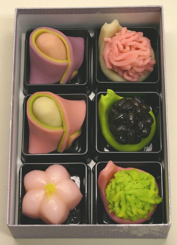 初節句のお祝いに 甘春堂の 「ひな祭りの上生菓子」