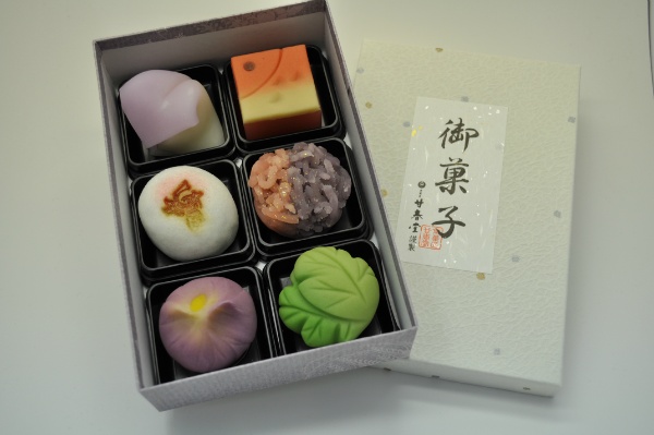 プラスチック容器に入ったお菓子

自動的に生成された説明
