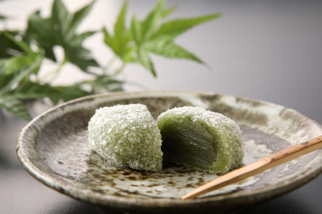 新緑の季節の抹茶菓子 高野屋貞広の「みやこ 抹茶餅」